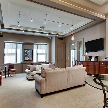 Dewitt Hotel And Suites Чикаго Экстерьер фото