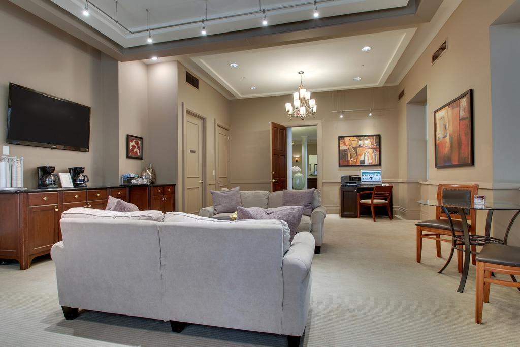 Dewitt Hotel And Suites Чикаго Экстерьер фото
